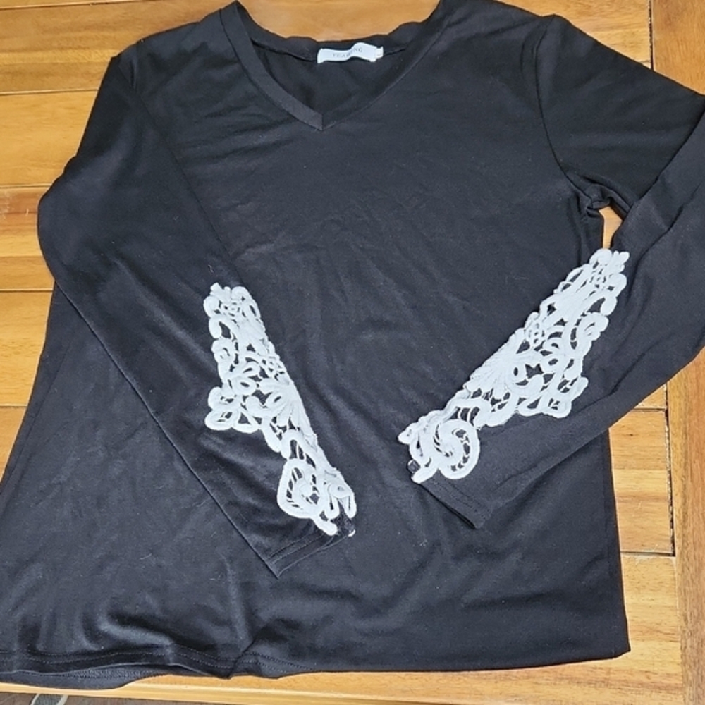 YEAQING Black Long Sleeve Top w/White lace embellished Sleeves. Size L